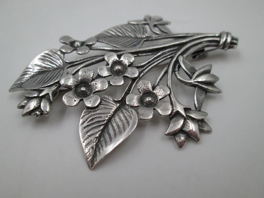 Broche mujer. Plata de ley 925. Rama con flores y hojas. Europa. 1960