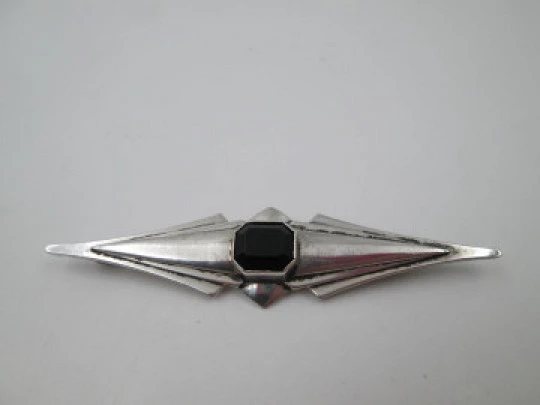 Broche mujer. Plata de ley y gema facetada negra. Alfiler de seguridad. 1960. Europa
