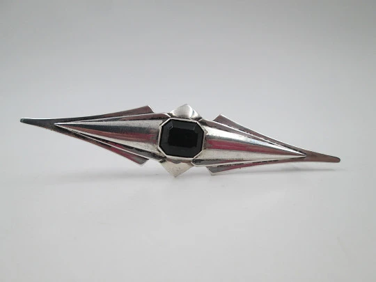 Broche mujer. Plata de ley y gema facetada negra. Alfiler de seguridad. 1960. Europa