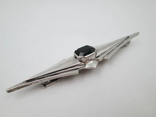 Broche mujer. Plata de ley y gema facetada negra. Alfiler de seguridad. 1960. Europa
