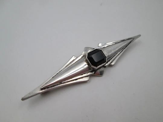 Broche mujer. Plata de ley y gema facetada negra. Alfiler de seguridad. 1960. Europa