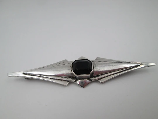 Broche mujer. Plata de ley y gema facetada negra. Alfiler de seguridad. 1960. Europa