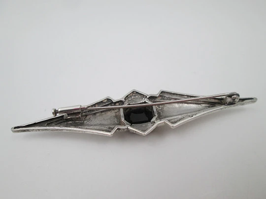 Broche mujer. Plata de ley y gema facetada negra. Alfiler de seguridad. 1960. Europa