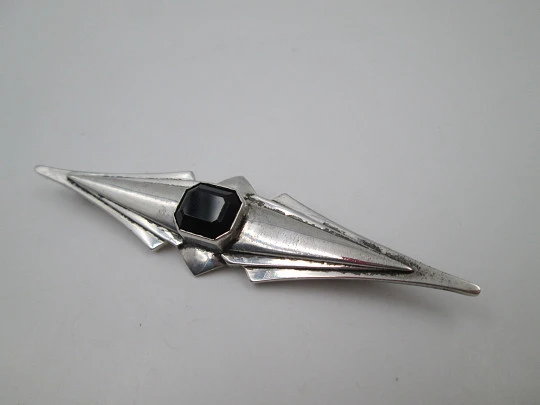 Broche mujer. Plata de ley y gema facetada negra. Alfiler de seguridad. 1960. Europa
