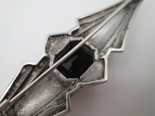 Broche mujer. Plata de ley y gema facetada negra. Alfiler de seguridad. 1960. Europa