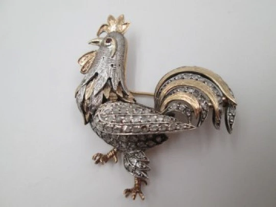 Broche orfebrería gallo. Oro amarillo 18k, plata de ley y diamantes. Años 30