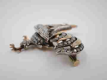 Broche orfebrería gallo. Oro amarillo 18k, plata de ley y diamantes. Años 30