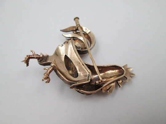 Broche orfebrería gallo. Oro amarillo 18k, plata de ley y diamantes. Años 30