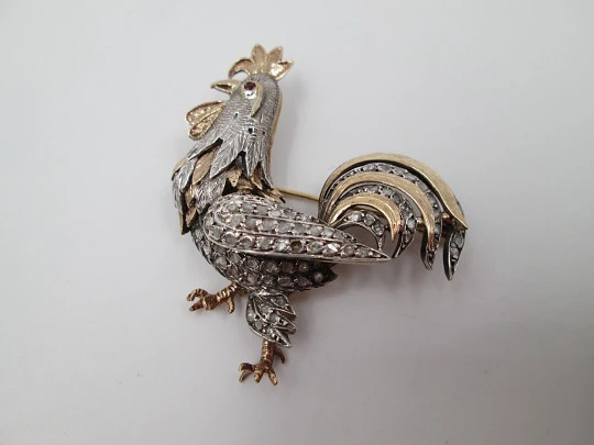 Broche orfebrería gallo. Oro amarillo 18k, plata de ley y diamantes. Años 30