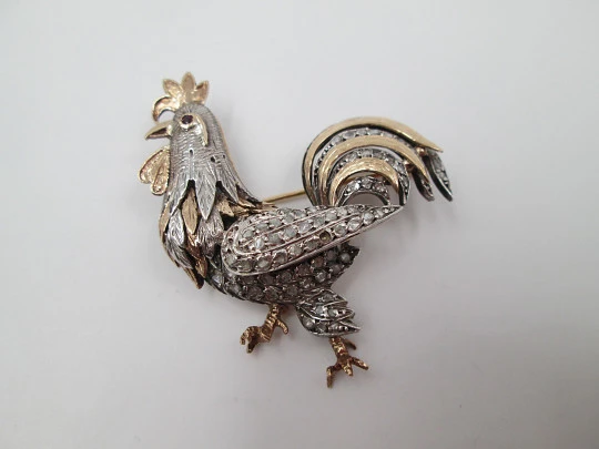 Broche orfebrería gallo. Oro amarillo 18k, plata de ley y diamantes. Años 30