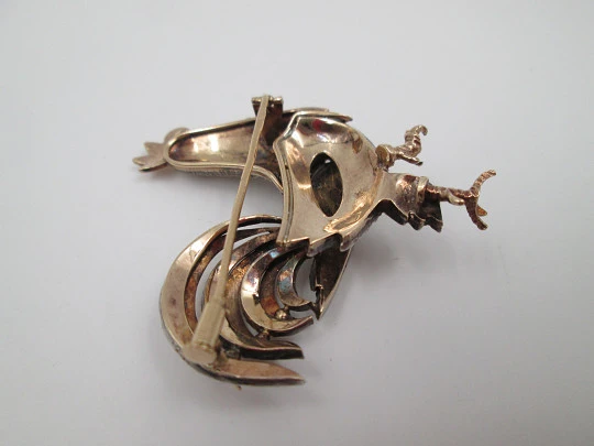 Broche orfebrería gallo. Oro amarillo 18k, plata de ley y diamantes. Años 30