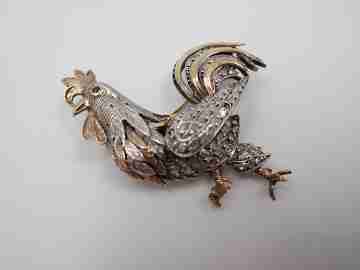Broche orfebrería gallo. Oro amarillo 18k, plata de ley y diamantes. Años 30