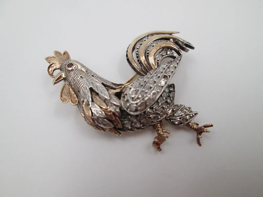 Broche orfebrería gallo. Oro amarillo 18k, plata de ley y diamantes. Años 30