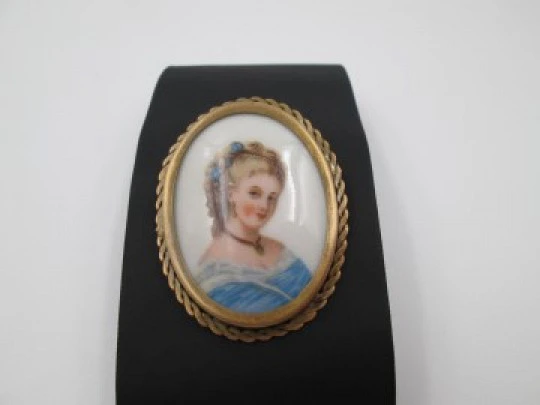 Broche ovalado porcelana pintada Limoges y metal dorado. Busto mujer