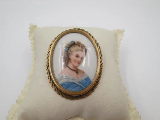 Broche ovalado porcelana pintada Limoges y metal dorado. Busto mujer