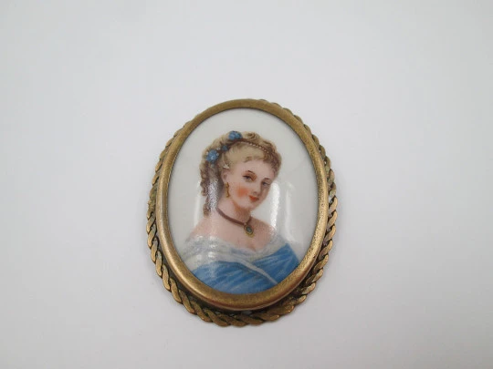 Broche ovalado porcelana pintada Limoges y metal dorado. Busto mujer