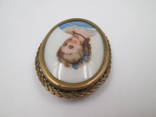 Broche ovalado porcelana pintada Limoges y metal dorado. Busto mujer