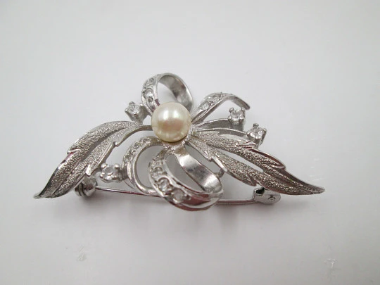 Broche para mujer flor con hojas. Plata de ley. Perla y gemas blancas. Alfiler. 1970. Europa