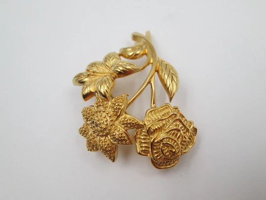 Broche para mujer Monet. Metal chapado en oro. Diseño floral. Estados Unidos. 1960