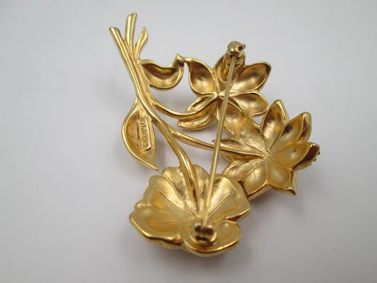 Broche para mujer Monet. Metal chapado en oro. Diseño floral. Estados Unidos. 1960