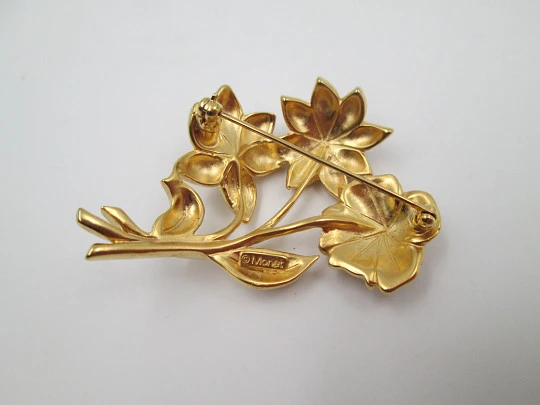 Broche para mujer Monet. Metal chapado en oro. Diseño floral. Estados Unidos. 1960