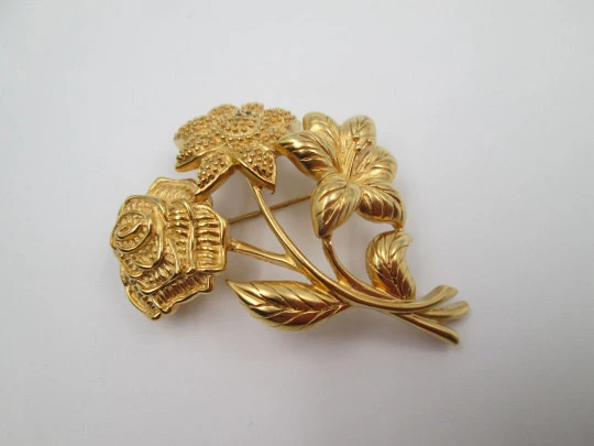 Broche para mujer Monet. Metal chapado en oro. Diseño floral. Estados Unidos. 1960