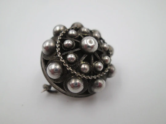 Broche para mujer. Botón Charro. Plata de ley 925. Diseño calado. Alfiler. 1990