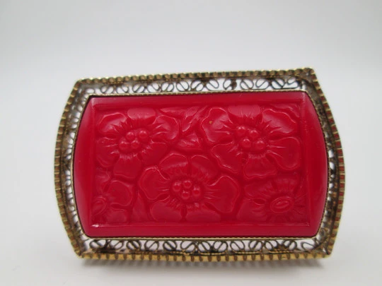 Broche para mujer. Metal dorado y resina roja. Grabados florales y cerco calado. 1960