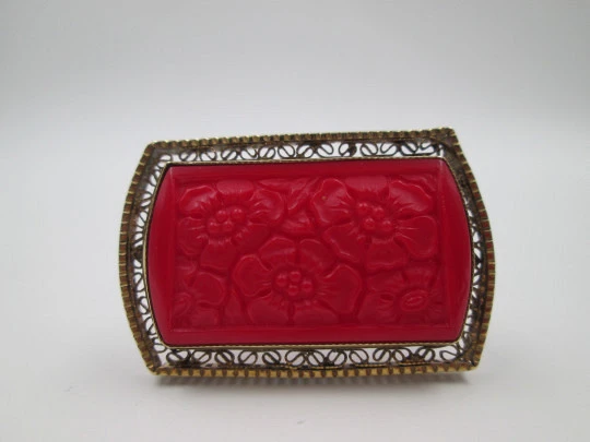 Broche para mujer. Metal dorado y resina roja. Grabados florales y cerco calado. 1960