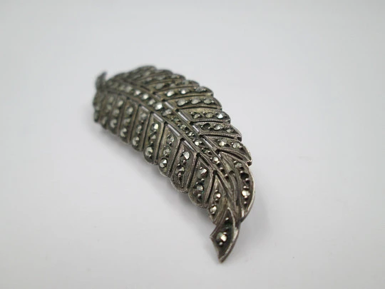 Broche para mujer. Plata de ley 925 y marquesitas. Forma de hoja. Europa. 1960