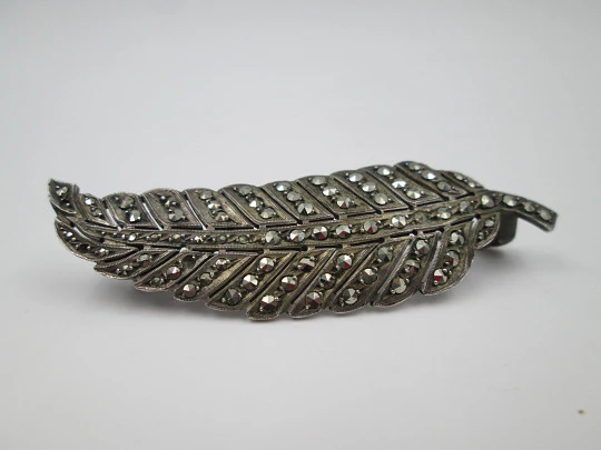 Broche para mujer. Plata de ley 925 y marquesitas. Forma de hoja. Europa. 1960