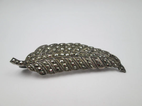 Broche para mujer. Plata de ley 925 y marquesitas. Forma de hoja. Europa. 1960