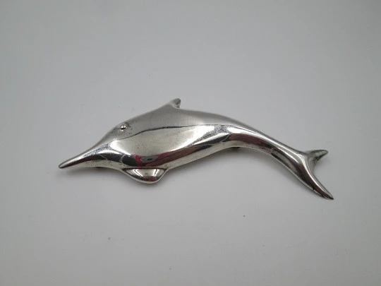 Broche para mujer. Plata de ley 925. Figura delfín nadando. Alfiler. México. 1960 Broche para mujer. Plata de ley 925. Figura delfín nadando. Alfiler. México. 1960