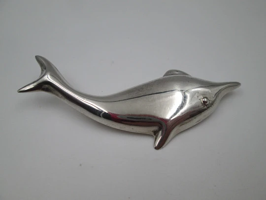 Broche para mujer. Plata de ley 925. Figura delfín nadando. Alfiler. México. 1960 Broche para mujer. Plata de ley 925. Figura delfín nadando. Alfiler. México. 1960