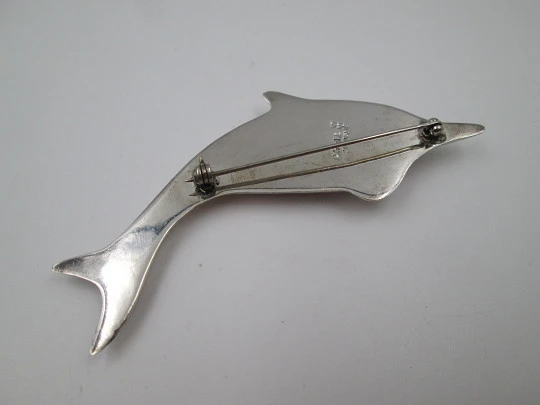 Broche para mujer. Plata de ley 925. Figura delfín nadando. Alfiler. México. 1960 Broche para mujer. Plata de ley 925. Figura delfín nadando. Alfiler. México. 1960