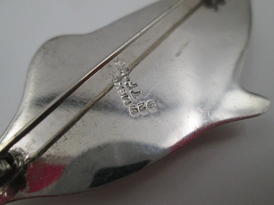 Broche para mujer. Plata de ley 925. Figura delfín nadando. Alfiler. México. 1960 Broche para mujer. Plata de ley 925. Figura delfín nadando. Alfiler. México. 1960