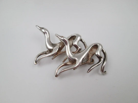 Broche para mujer. Plata de ley 925. Pareja de galgos corriendo. Alfiler. Francia. 1960