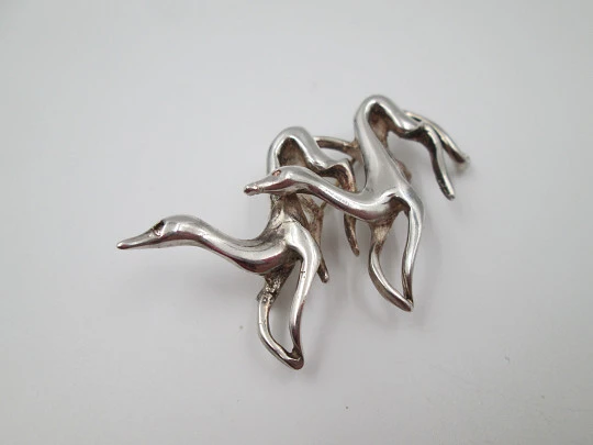 Broche para mujer. Plata de ley 925. Pareja de galgos corriendo. Alfiler. Francia. 1960