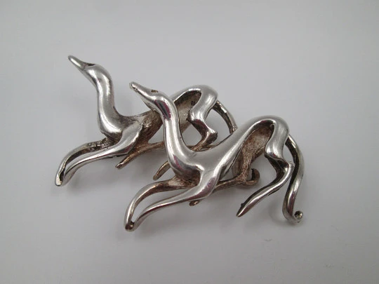 Broche para mujer. Plata de ley 925. Pareja de galgos corriendo. Alfiler. Francia. 1960