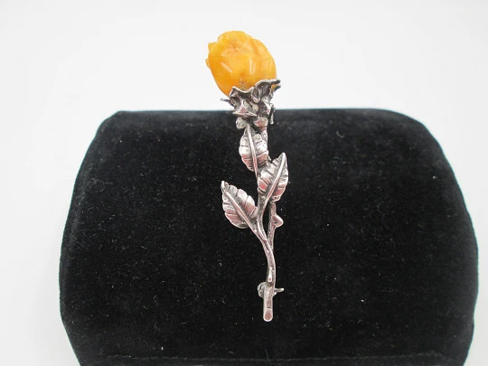 Broche para mujer. Plata ley 925 y resina ámbar. Rosa con rama y hojas. Europa. 1950's