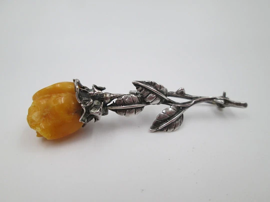 Broche para mujer. Plata ley 925 y resina ámbar. Rosa con rama y hojas. Europa. 1950's