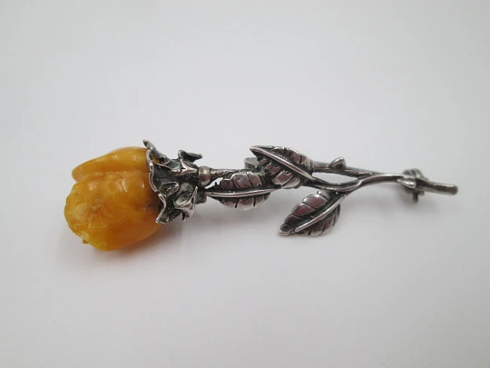 Broche para mujer. Plata ley 925 y resina ámbar. Rosa con rama y hojas. Europa. 1950's