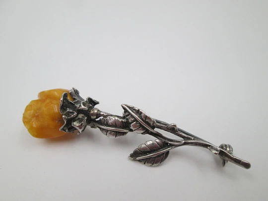 Broche para mujer. Plata ley 925 y resina ámbar. Rosa con rama y hojas. Europa. 1950's