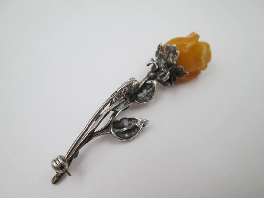 Broche para mujer. Plata ley 925 y resina ámbar. Rosa con rama y hojas. Europa. 1950's