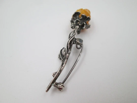 Broche para mujer. Plata ley 925 y resina ámbar. Rosa con rama y hojas. Europa. 1950's