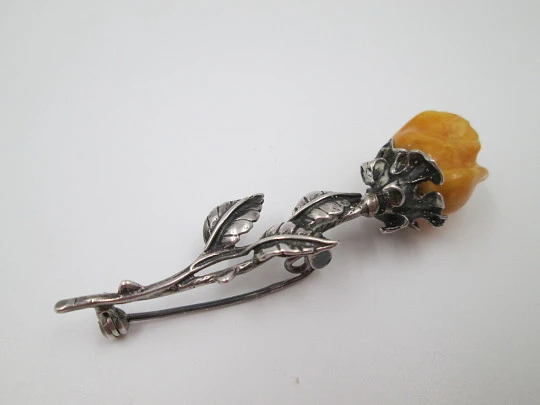 Broche para mujer. Plata ley 925 y resina ámbar. Rosa con rama y hojas. Europa. 1950's