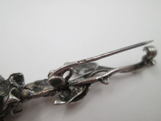 Broche para mujer. Plata ley 925 y resina ámbar. Rosa con rama y hojas. Europa. 1950's
