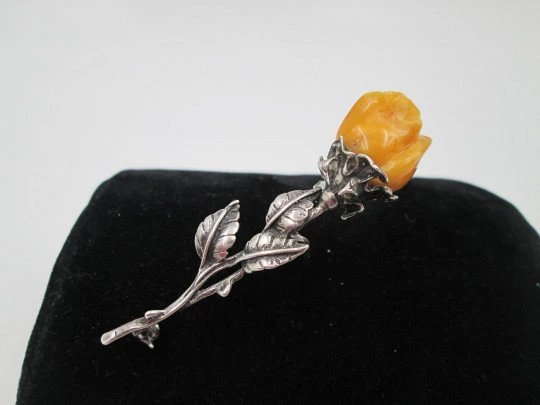 Broche para mujer. Plata ley 925 y resina ámbar. Rosa con rama y hojas. Europa. 1950's