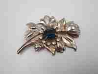 Broche para mujer. Plata ley vermeil. Flor con piedra azul. Inglaterra. 1970