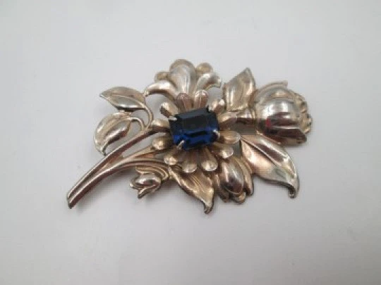 Broche para mujer. Plata ley vermeil. Flor con piedra azul. Inglaterra. 1970